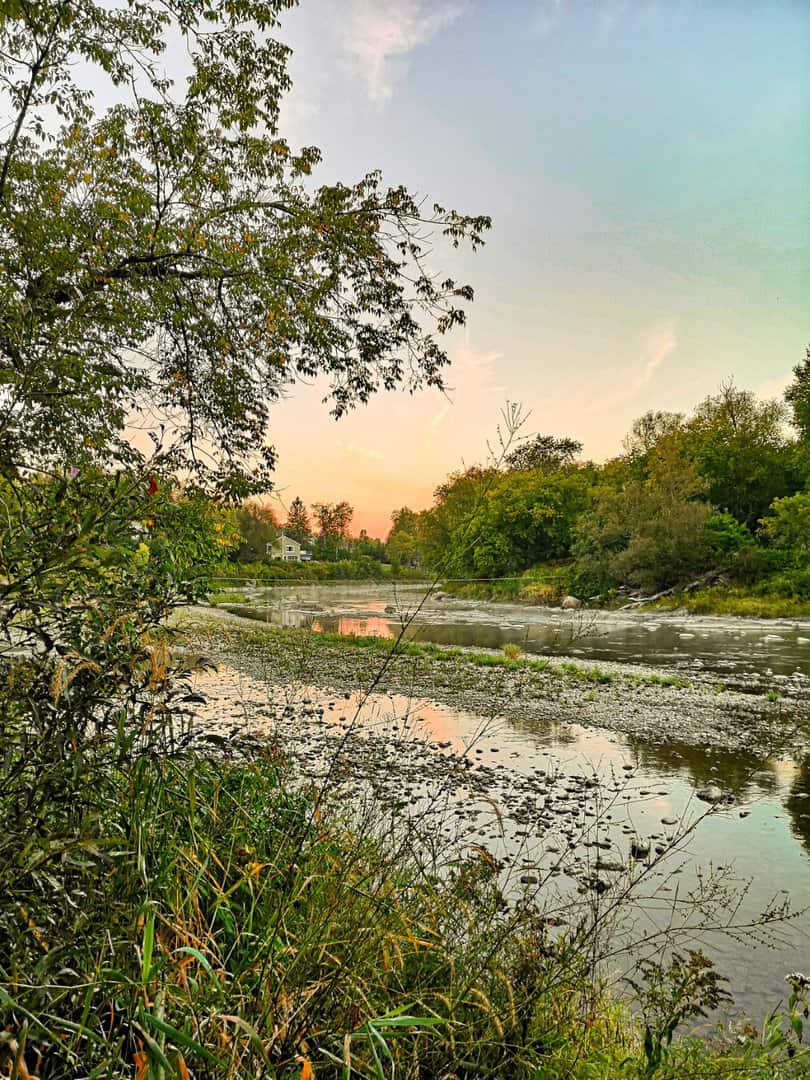 rivière au coucher de soleil rose