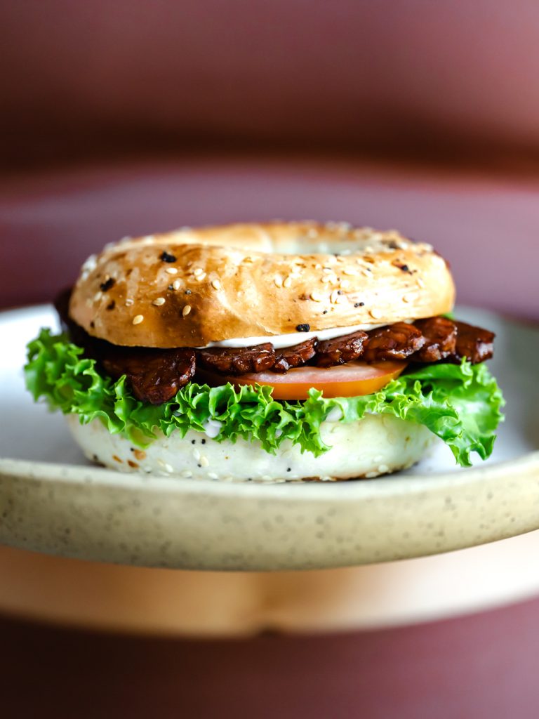 Bagel BLT au bacon de tempeh (le meilleur)