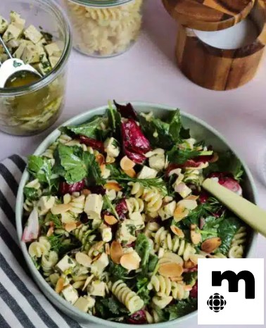 Salade de pâtes au tofu mariné aux herbes